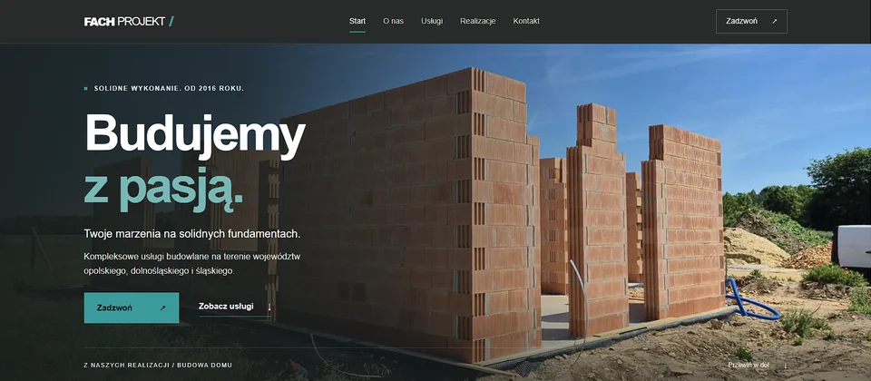 Screenshot strony FachProjekt z nagłówkiem Budujemy z pasją i zdjęciem realizacji budowlanej.